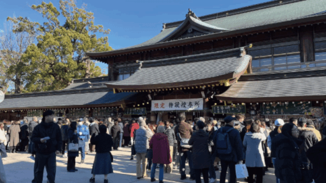 An infographic showing a line graph comparing travel costs and crowd levels in Japan across different seasons: Winter (Jan-Feb), Spring (Mar-May), Summer (Jun-Aug), and Autumn (Sep-Nov). Below the graph are four illustrated boxes summarizing each season's characteristics regarding cost, crowds, weather, and main attractions.